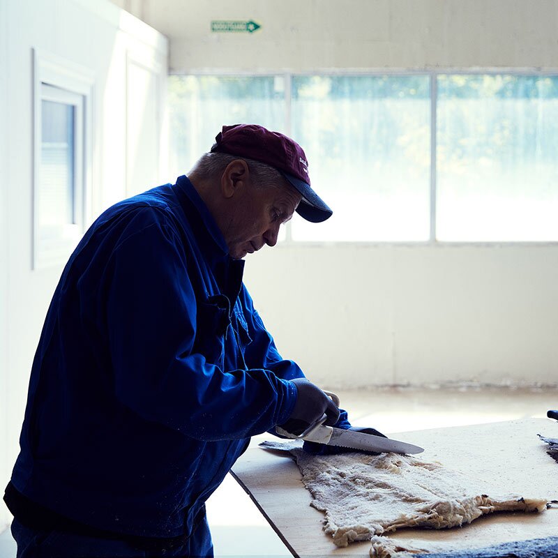 Mann som skjærer klippfisk