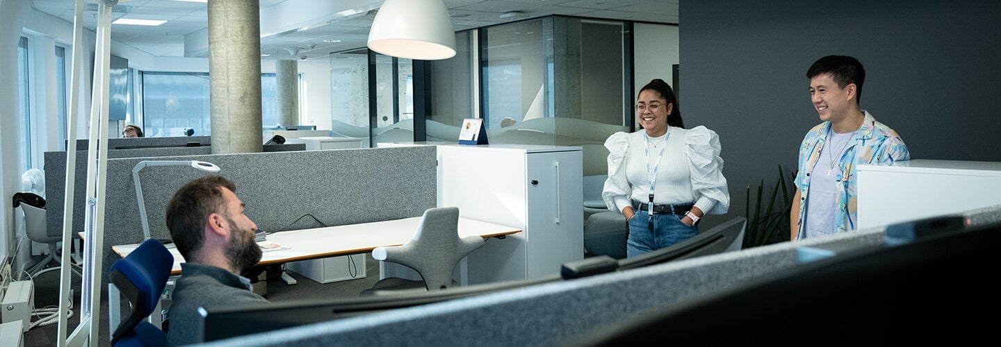 Mennesker i kontorlandskap