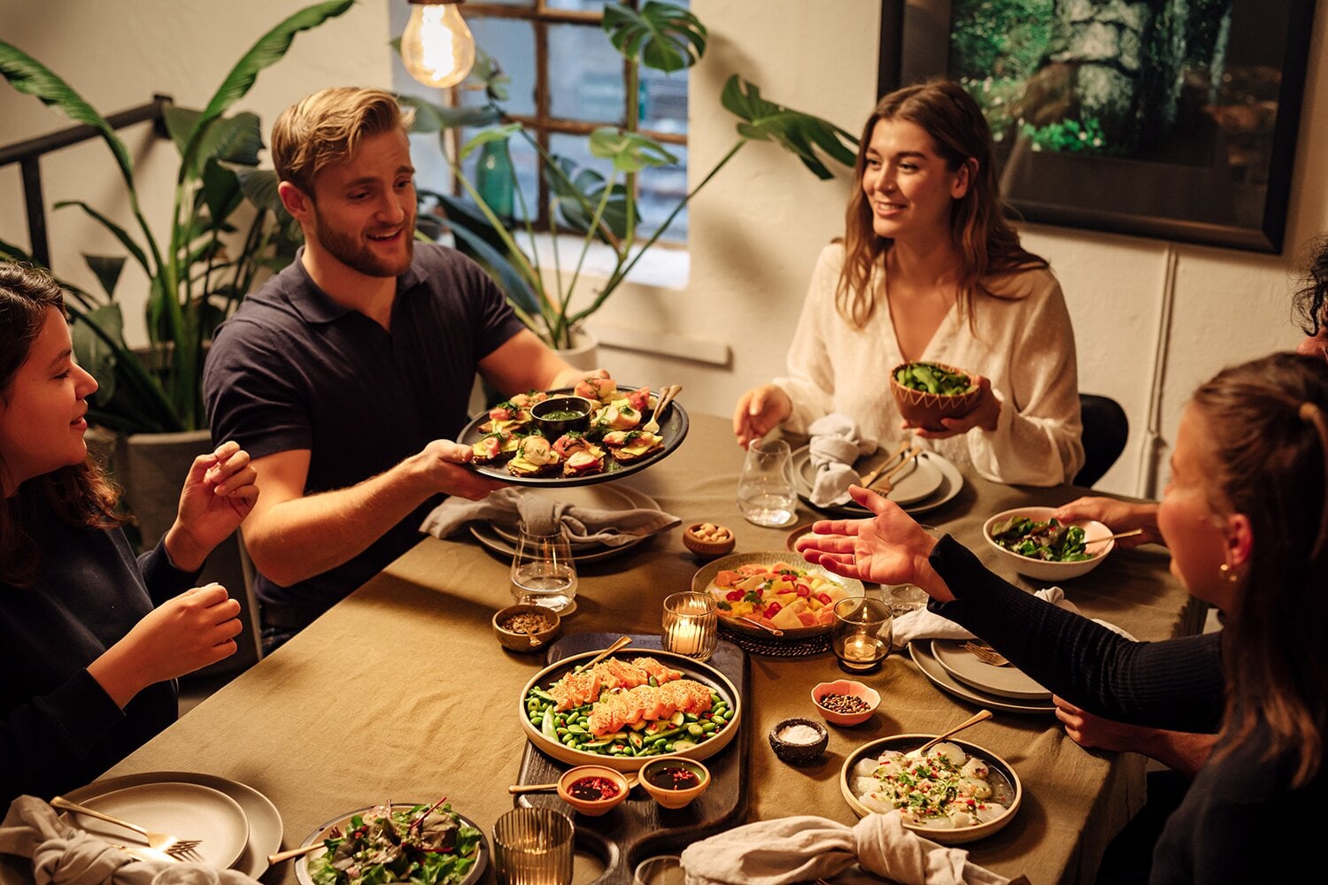 Venner spiser sjømattapas