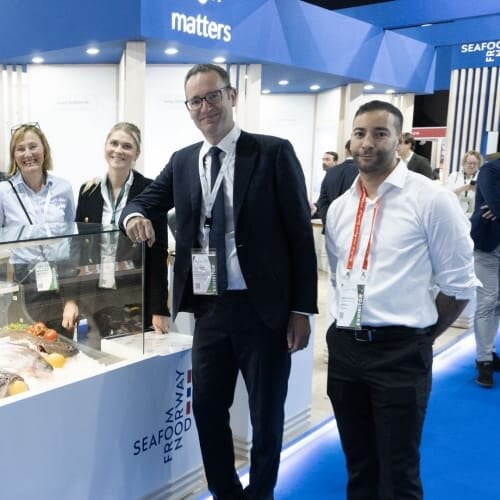 F.v: Louis Guaidamos fra Norsk sjømat, Ingelill Jacobsen fra Sjømatrådet, Lisa Marie Grøndahl fra Norsk sjømat, Trond Håvard Glomnes Rudi, Ministerråd ved Ambassaden i Abu Dhabi og Mounir Achalhi fra Sjór, deltok på Gulfood 2024 i Dubai. Foto: NSC