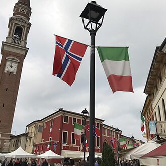 Titusener av italienere feirer tørrfisk fra Norge