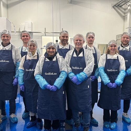 Klare for å friske opp fileteringskunnskapene: Et knippe av de ansatte fra Coop Megas fiskedisker har gjort seg klare til å gå løs på årets skrei.