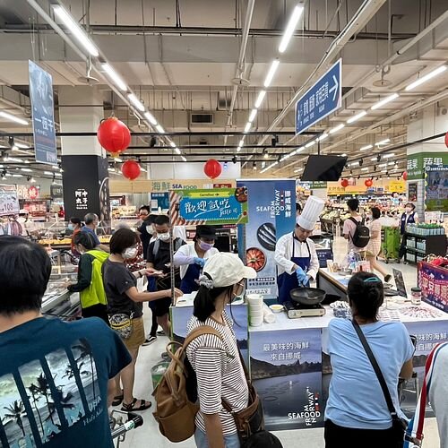 Smaksprøver på norsk sjømat i supermarked i Taiwan.
