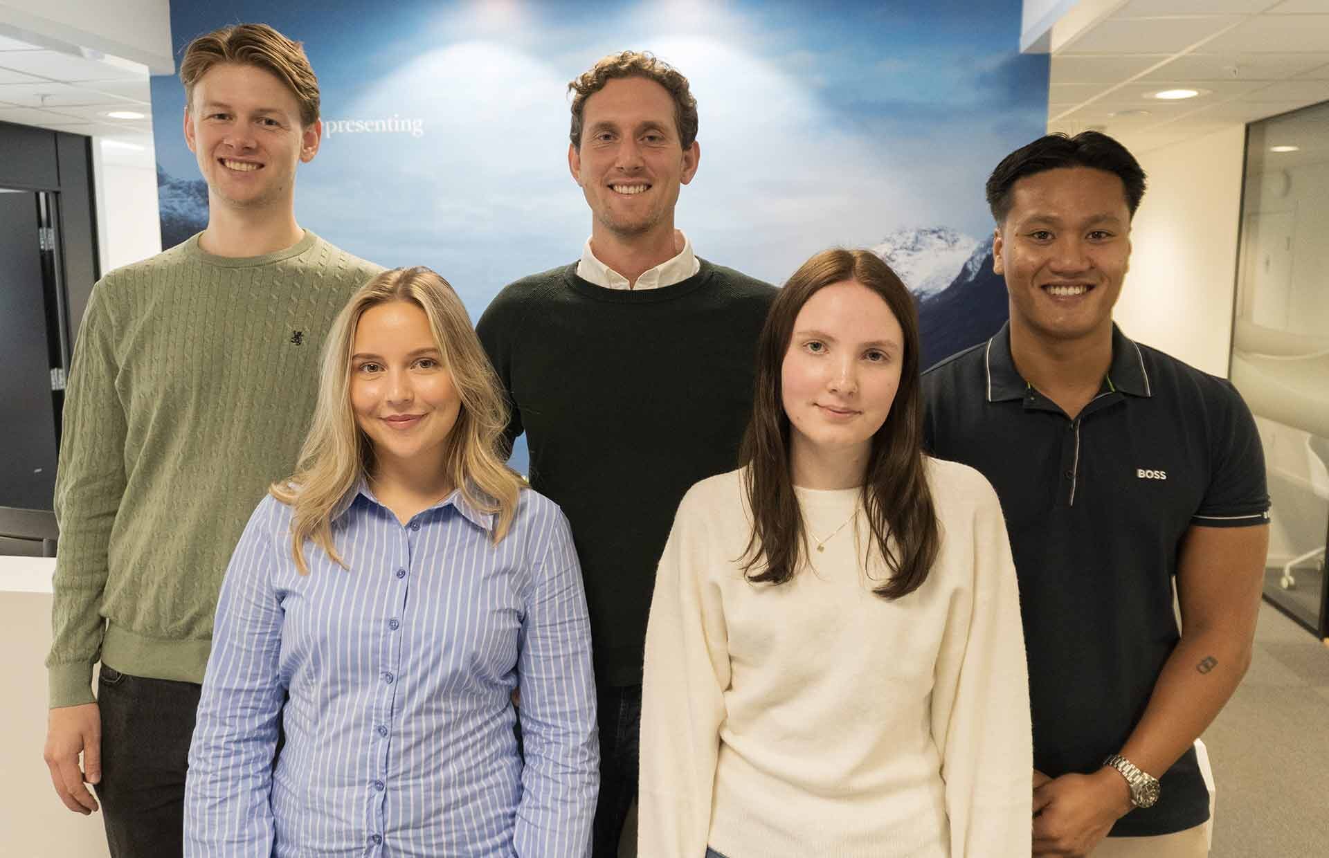 Bilde av de nye traineene og lærling