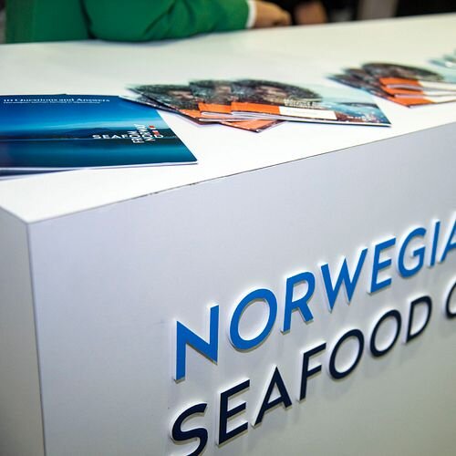 Disk på messe med Norges sjømatråd logo på engelsk