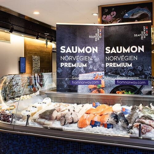 Fiskedisk full av norsk laks og annen snacks