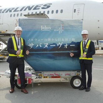 På Haneda flyplass i Tokyo har nå årets første makrell fra Norge endelig ankommet.