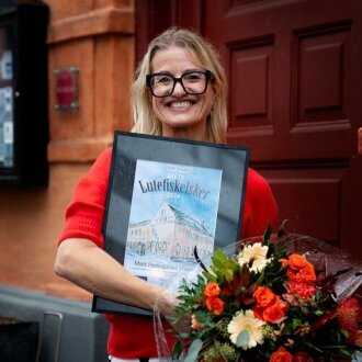 Fru Timian (Marit Røttingsnes Westlie) ble både glad og overrasket da hun ble nummer 30 i rekken til å motta prisen «Årets lutefiskelsker». Foto: Studio Isidor v. Edward Dreng Karlsen/Sjømatrådet