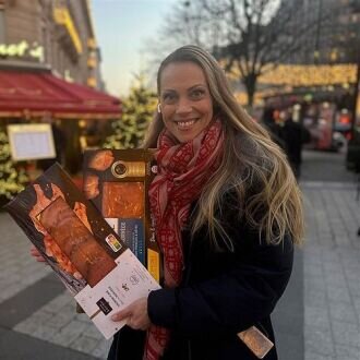 Sjømatutsending til Frankrike, Sigrid Louise Philippart, holder to pakker med røkelaks.