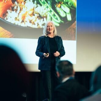 Sjømatutsending til USA, Anne-Kristine Øen, på scenen under Årskonferansen 2024.