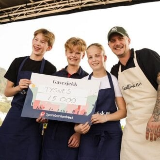 Vinnerlaget: Benjamin Bakken (14), Sjur Pettersen Opdal (15), Iselin Nilsen (15) og mentor Morten Klever. Foto: Øystein Grutle Haara 