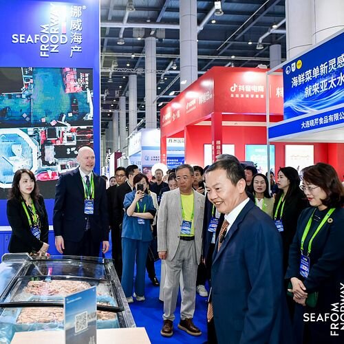 Fra paviljongen til norske reker fra en sjømatmesse i Dalian. I forgrunnen er Cui He, som er President i CAPPMA, en slags søsterorganisasjon til Sjømatrådet. Nr. tre fra venstre er Sigmund Bjørgo.