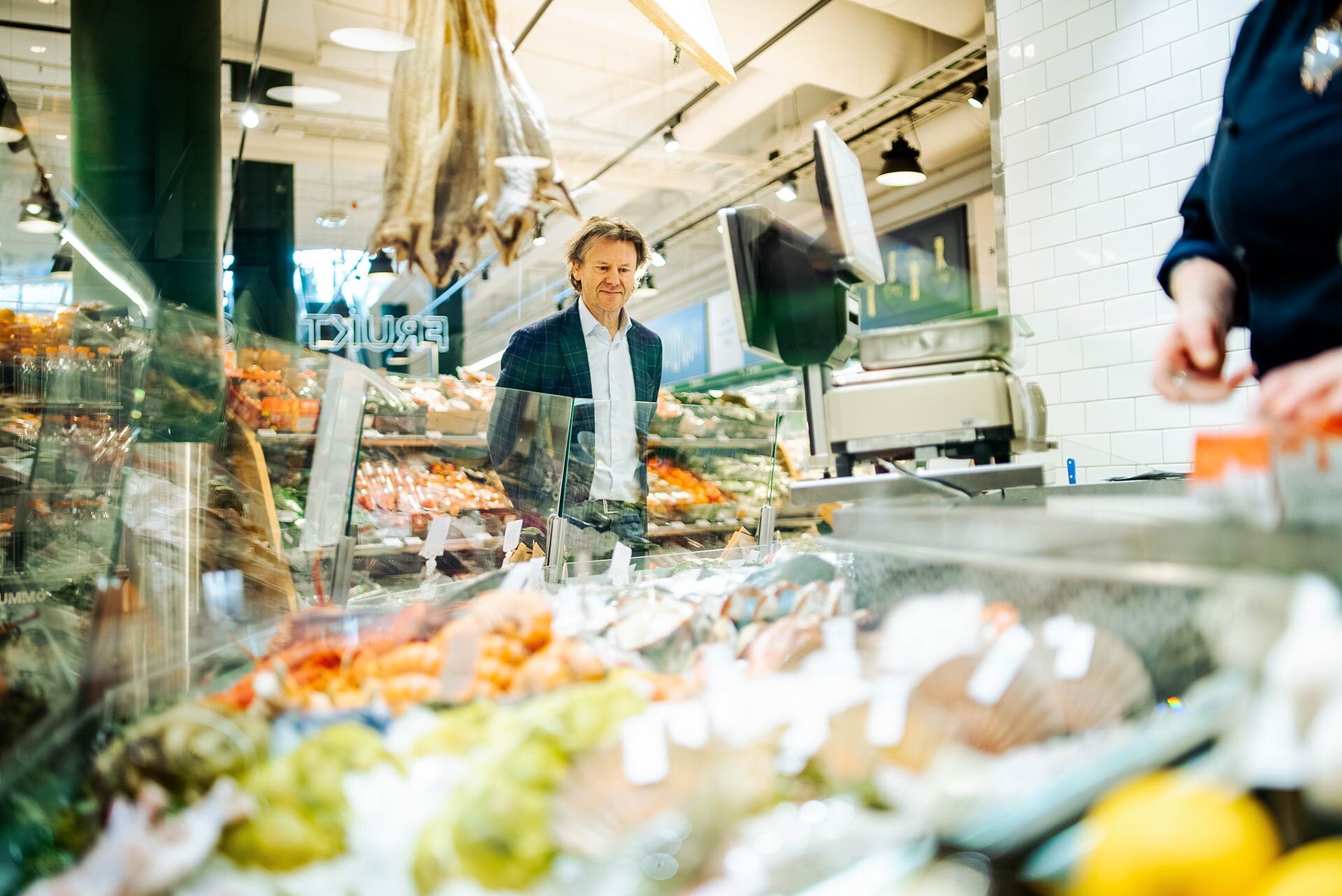 Trym Eidem Gundersen ved fiskedisk