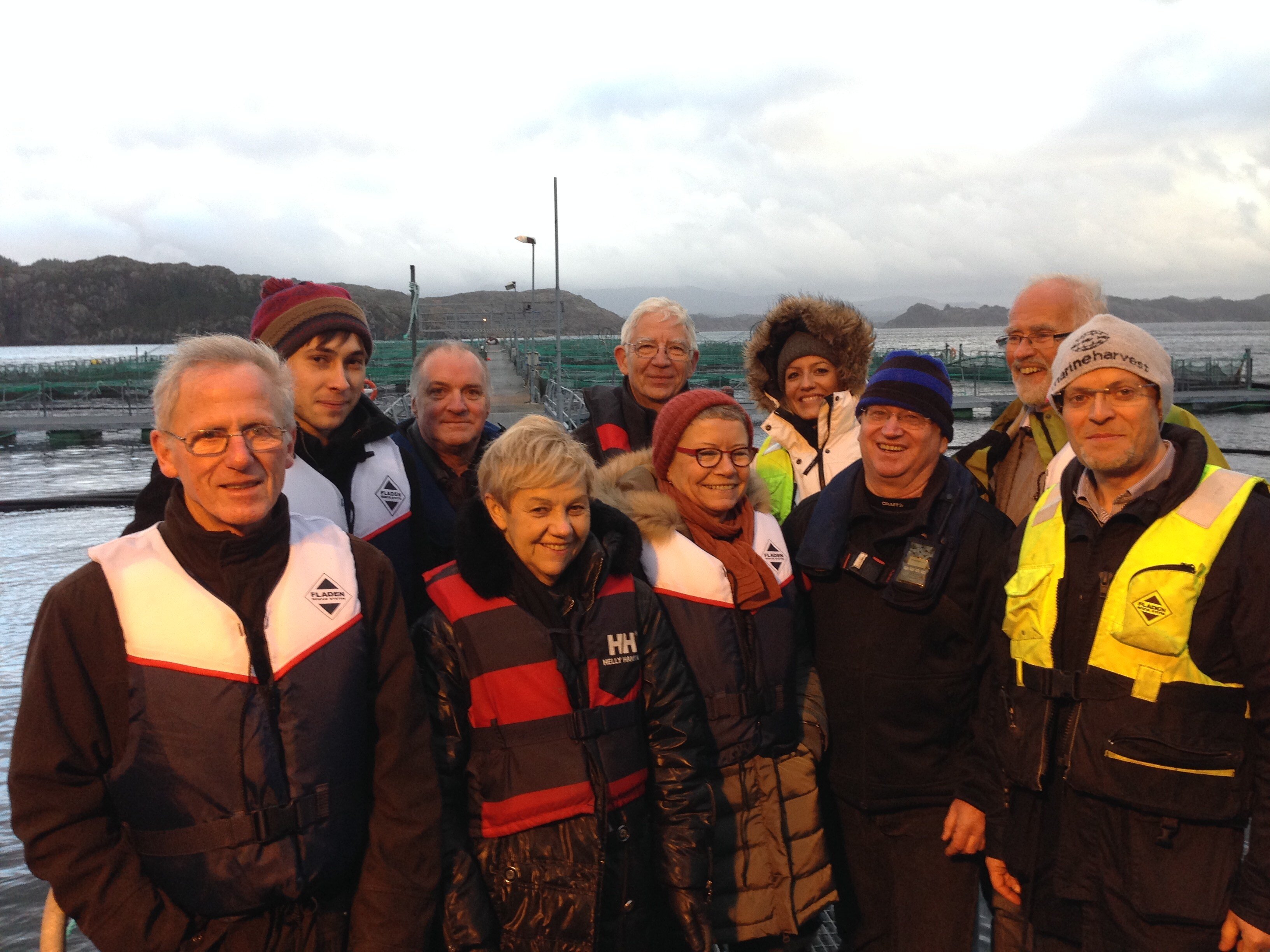 Franske journalister og representanter fra franske forbrukerorganisasjoner besøker ett av Marine Harvests oppdrettsanlegg i Bergen i desember 2013. Foto: Norges sjømatråd