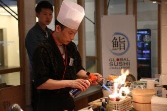 Jong-Hyun Jang står på under Global Sushi Challange-delfinalen i Sør-Korea.