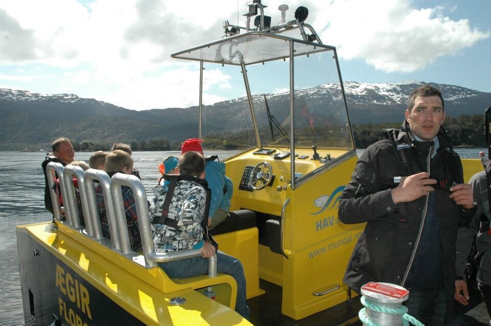 Driftsleder Jardar Rysjedal ved Steinvik Fiskefarm tar med den yngre garde på en båttur med en av de nye arbeidsbåtene. (Foto: Firdaposten/AtilÅ).