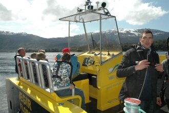 Driftsleder Jardar Rysjedal ved Steinvik Fiskefarm tar med den yngre garde på en båttur med en av de nye arbeidsbåtene.