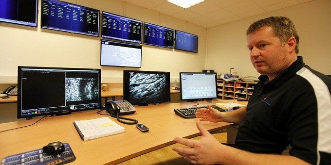 Ole Herman Vokuhl har utdanning innen akvakultur og er en av teamlederne ved Steinvik Fiskefarm. Han har ansvar for fôringen av fisken. (Foto: Egil Aardal/Ewos).