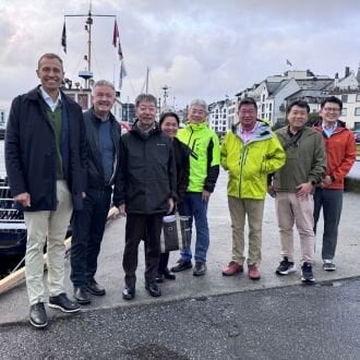 Christian Chramer, administrerende direktør i Norges sjømatråd (til venstre), Johan Kvalheim, sjømatutsending til Japan, Masaaki Edamoto, president i Japan Fisheries Association, Naomi Minetoshi, tolk, Fuyuki Matsumoto, direktør i Operations Division, Japan Fisheries Association, Masanobu Sakamoto, president i National Federation of Fisheries Co-operative Associations (Zengyoren), Hideki Miura, Executive Managing Director of Zengyoren og Keita Abe, økonomiprofessor ved Musashi University.