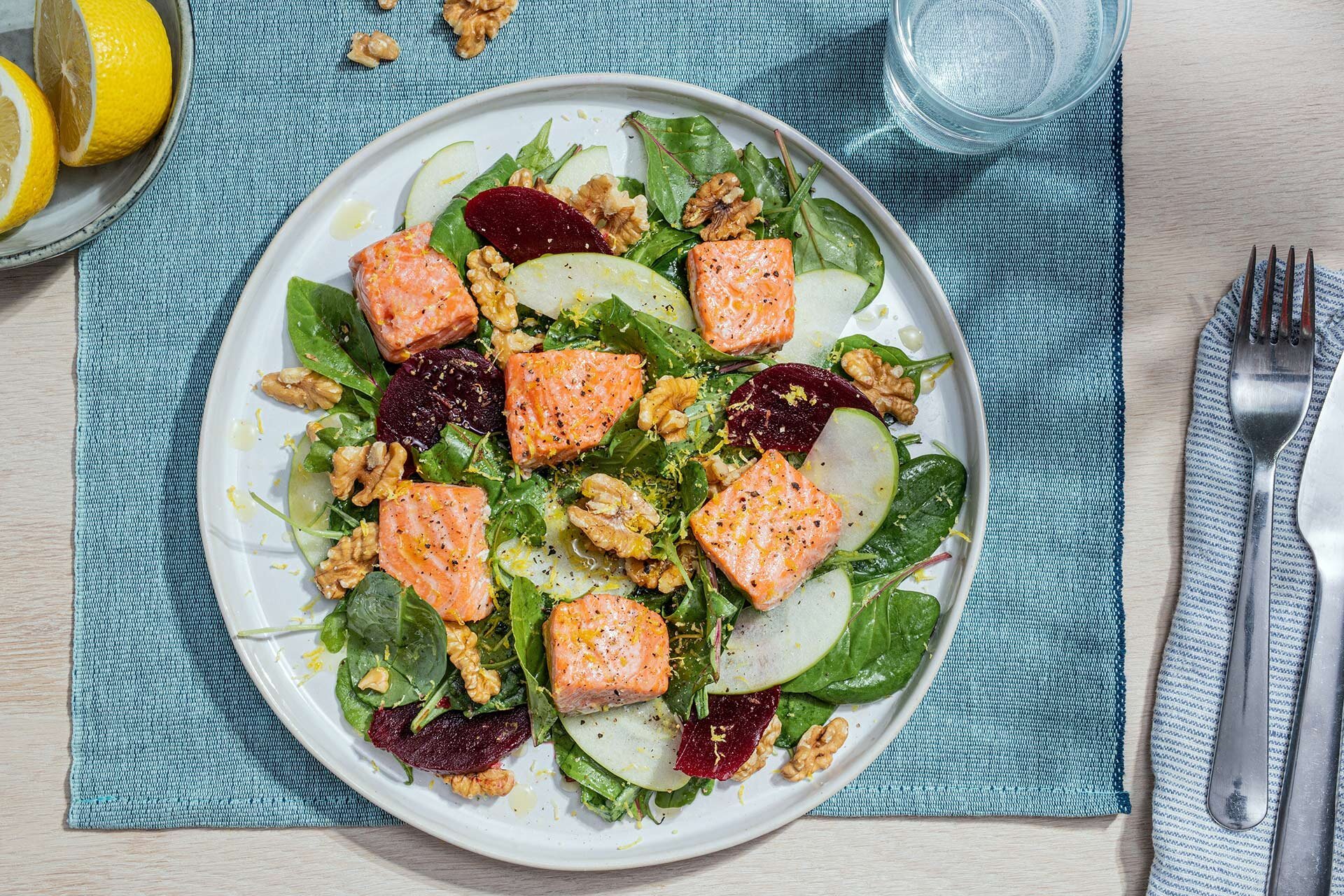 Ovnsbakt ørret med eplesalat