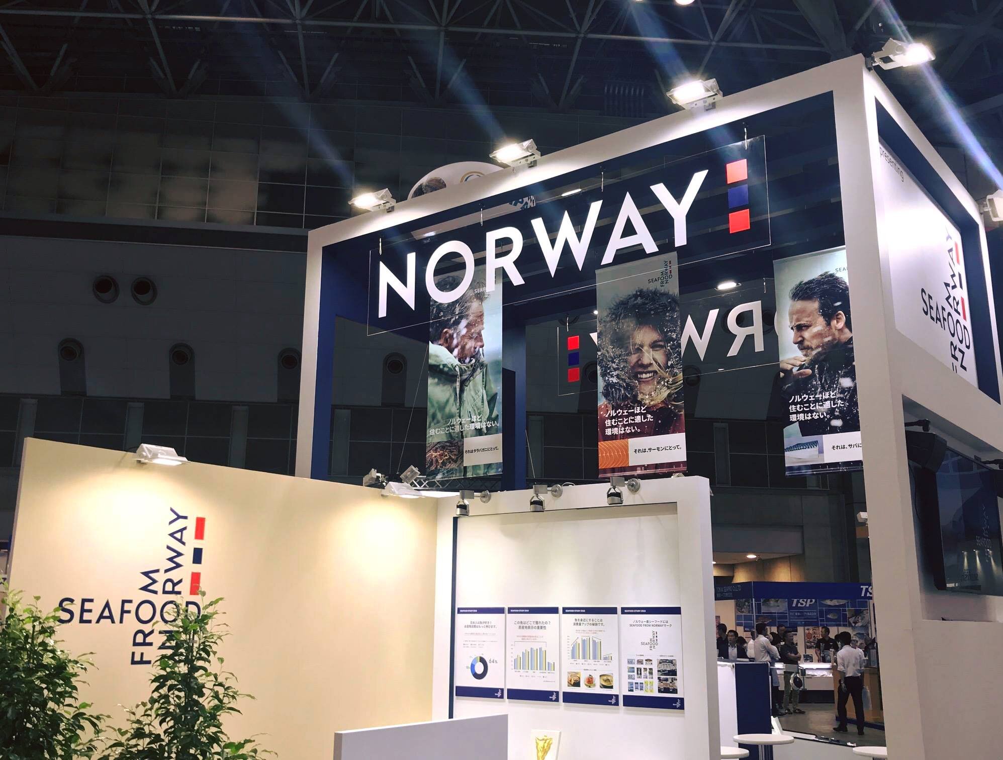 Utstilling med seafood from norway og pappfigur av Erling Braut Haaland på tidligere JISTE