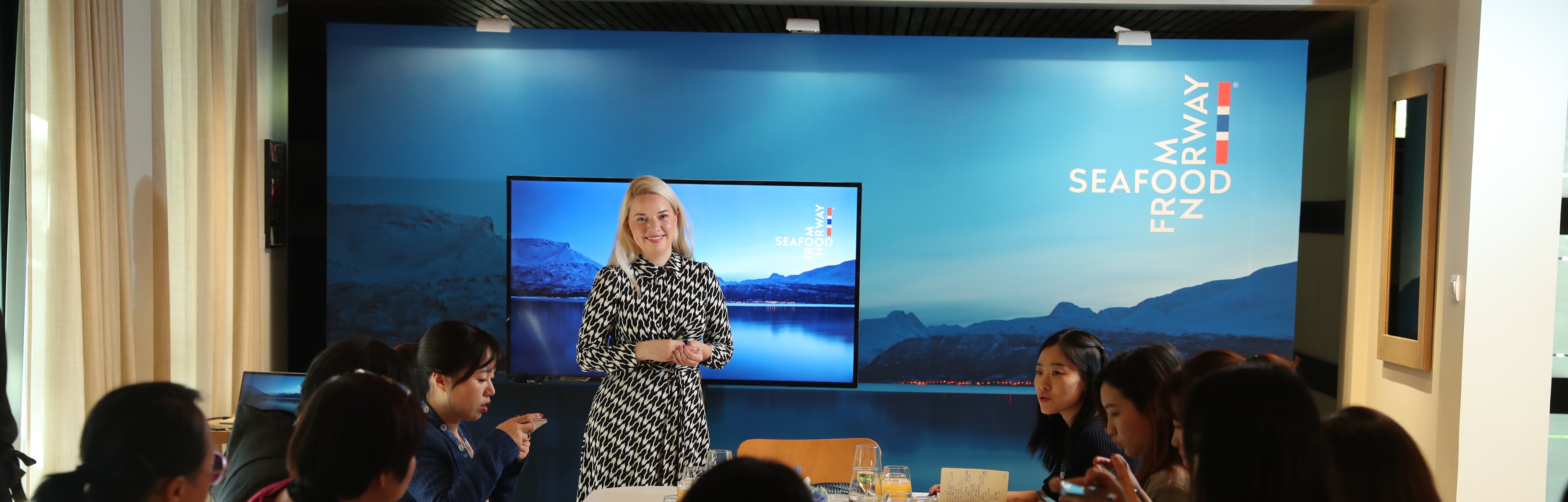 Vår sjømatutsending holder en presentasjon