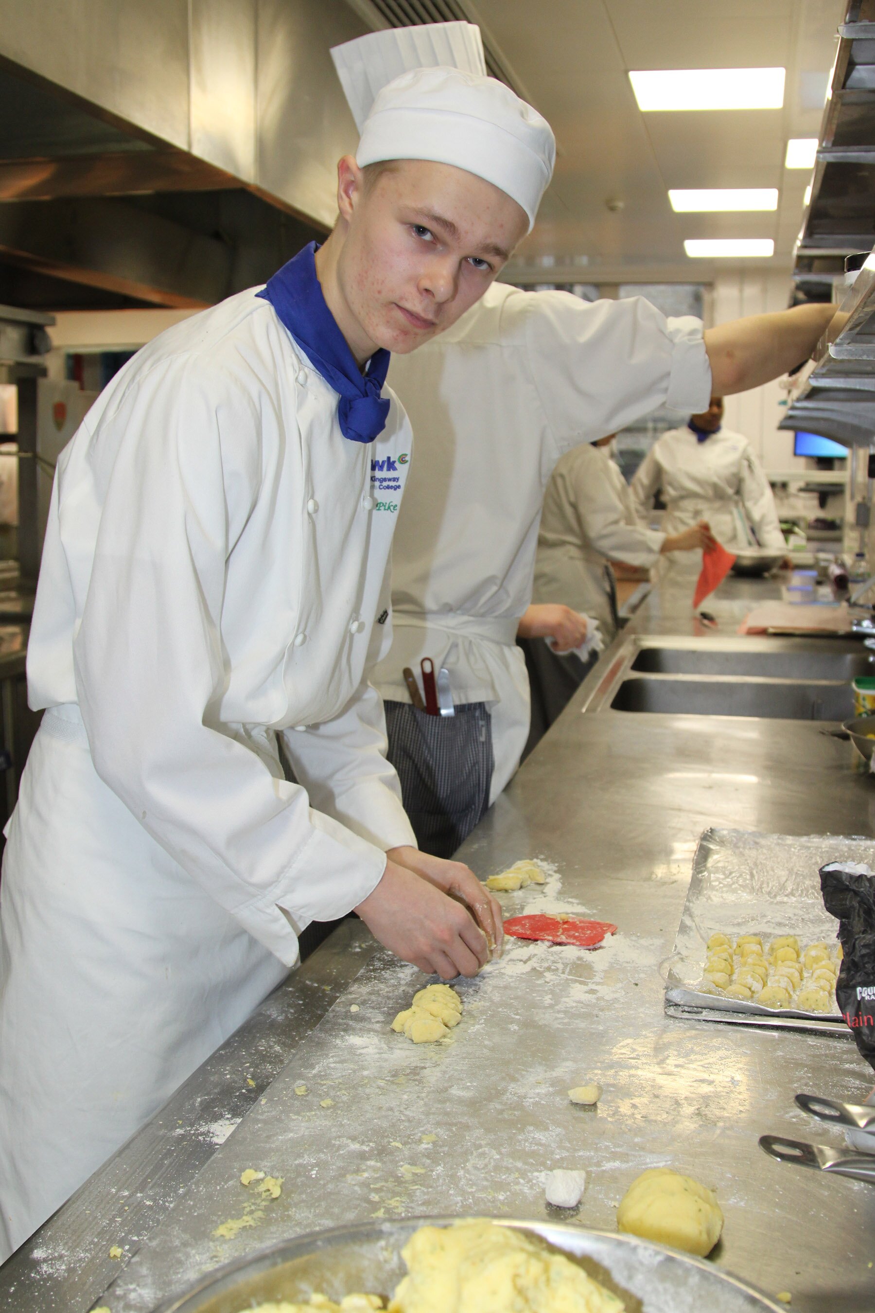 Gnocchi: Når en komplett meny skal settes sammen er det mange elementer som må forberedes og tilberedes. Jamie Pike (17) har ansvaret for dagens tilbehør og lager Gnocchi, en blanding av poteter, mel og krydder som skal en snartur innom grytene før de serveres.