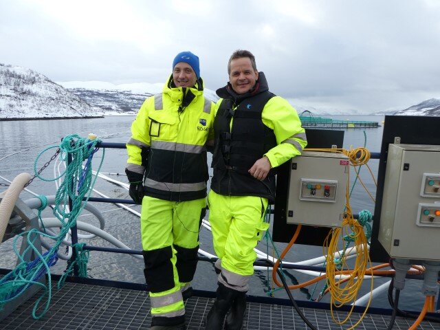 Områdeleder Roger Karlsen og samfunnskontakt Roger Pedersen i Grieg Seafood Finnmark er stolte av det de får til i Finnmark, og bidrar gjerne med kunnskap om havbruksnæringa (foto: Marit Rein/Sjømatrådet)